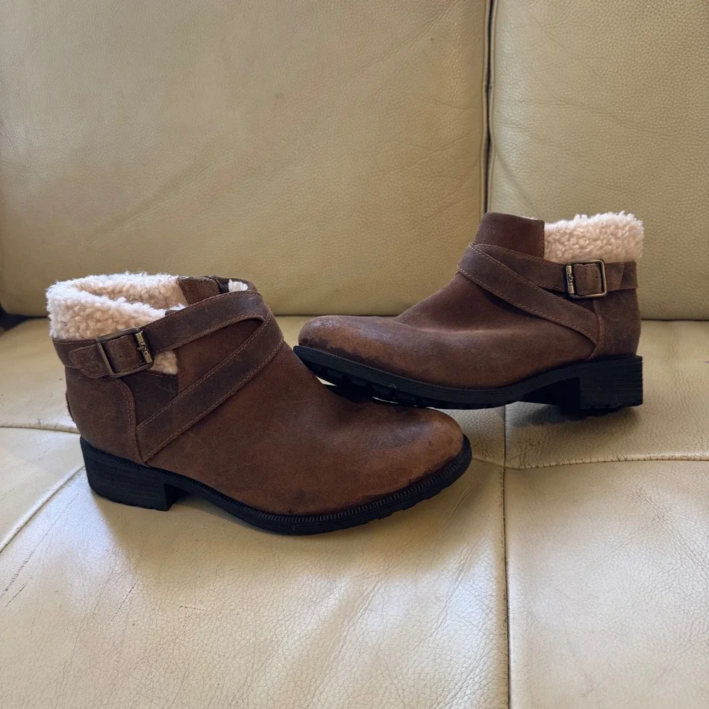 UGG Elora Brown Suede Shearling Lined Buckle Ankle Boots 1095151 Womens 9‎
